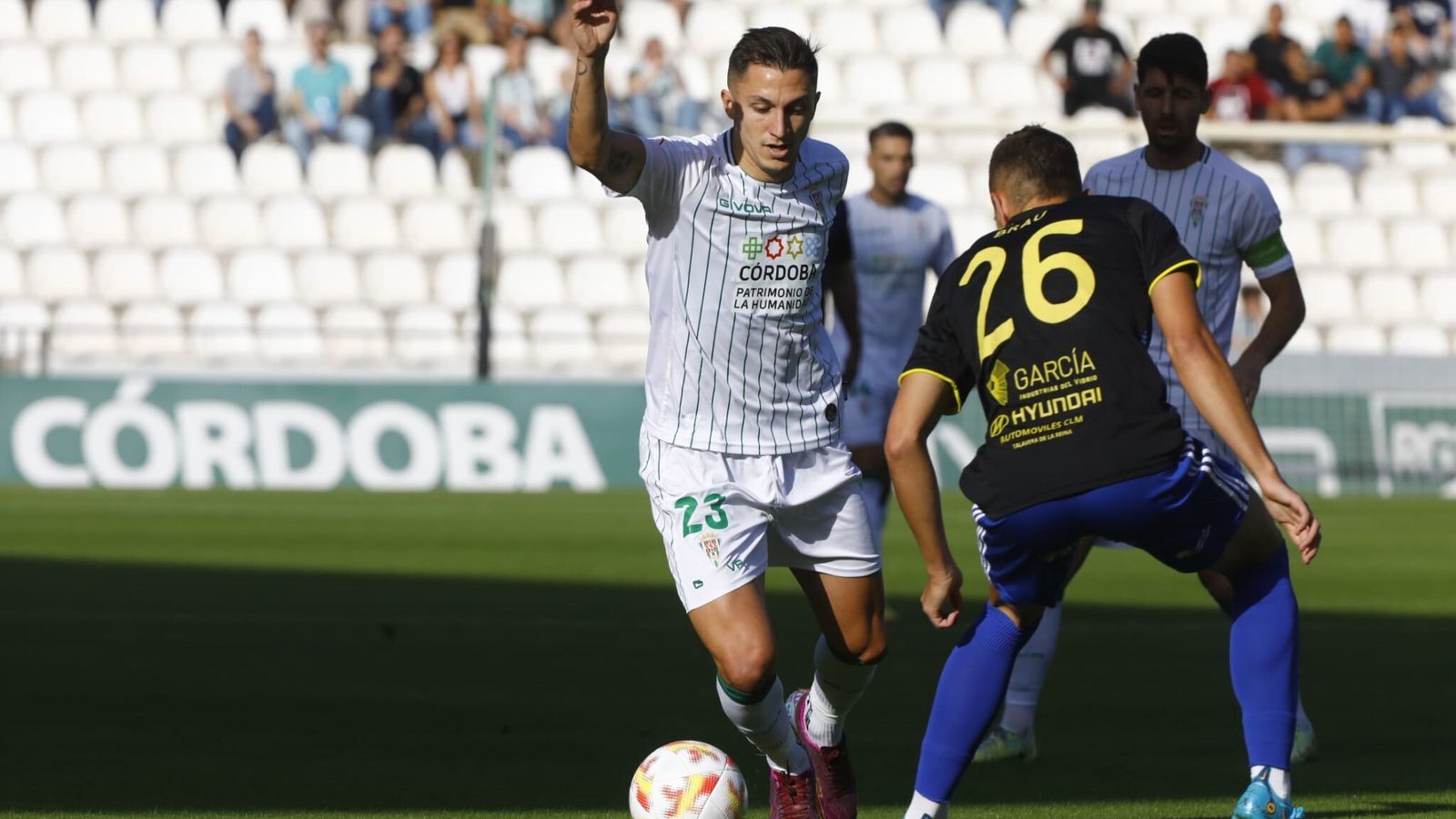 Carracedo intenta marcharse de Brau, lateral izquierdo del Talavera.