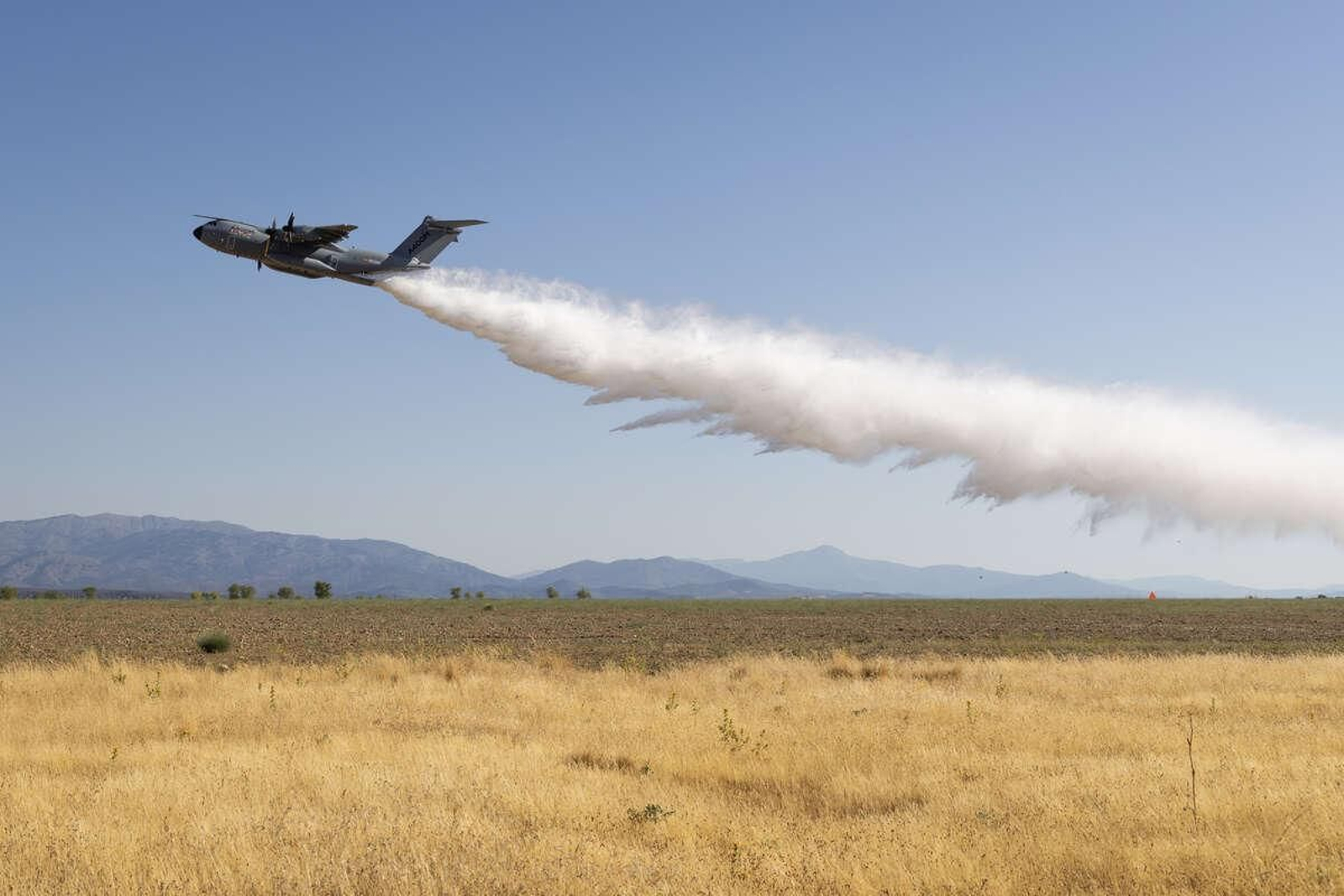 Un Airbus A400M durante las pruebas realizadas de su kit contraincendios