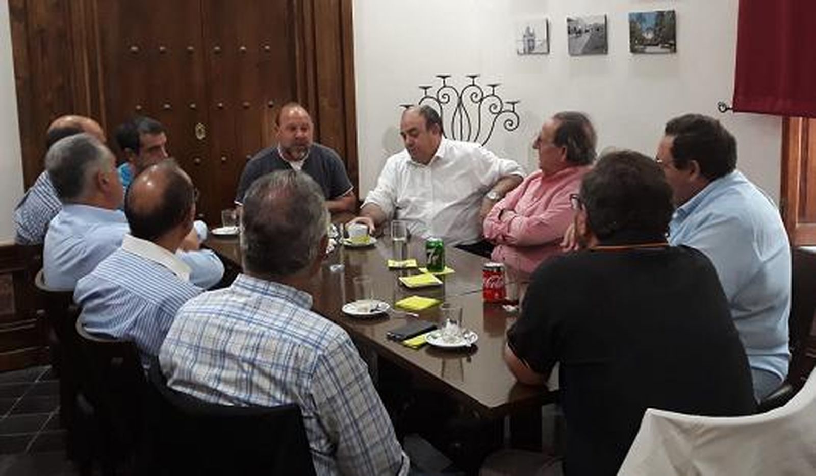 Reunión de IU con la Tertulia La Clave , en la que abordó sus propuestas en materia de cultura.