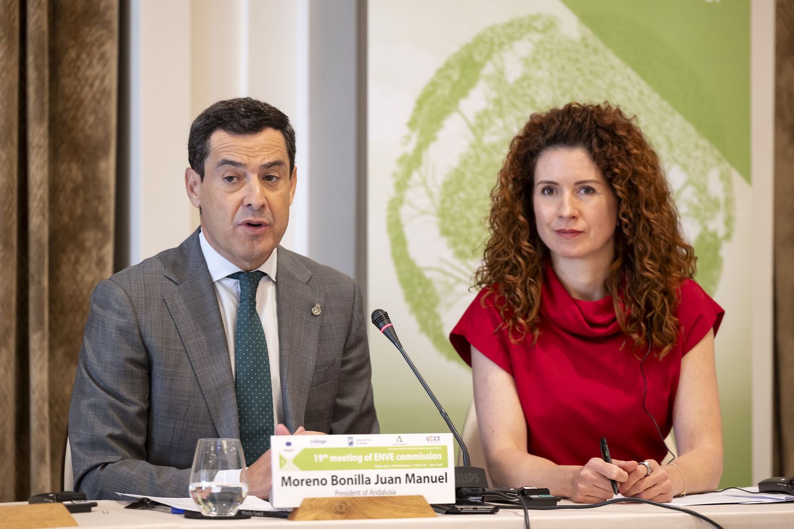 Juanma Moreno junto a la vicepresidenta de la Comisión Enve y vicealcaldesa de Budapest, Kata Tüttö