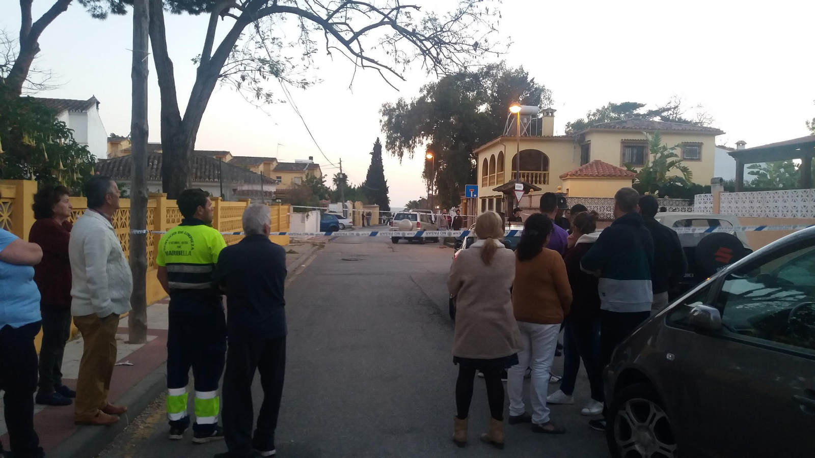 Vecinos observan el despliegue policial en la zona en que apareció el cadáver.