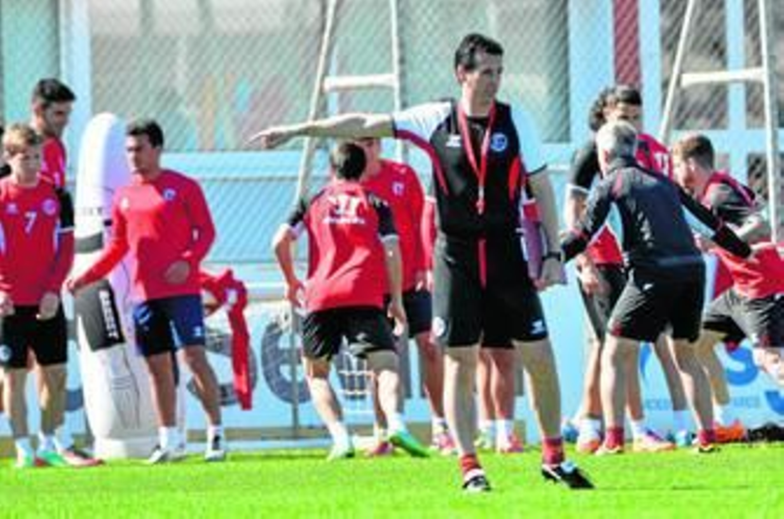 Unai Emery da una orden durante el entrenamiento en la ciudad deportiva del Sevilla.