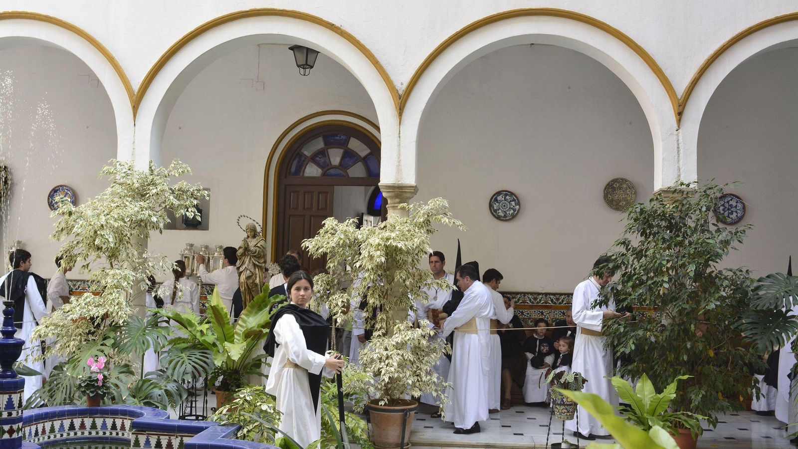 Nazarenos de la Soledad de San Buenaventura en el interior del convento.