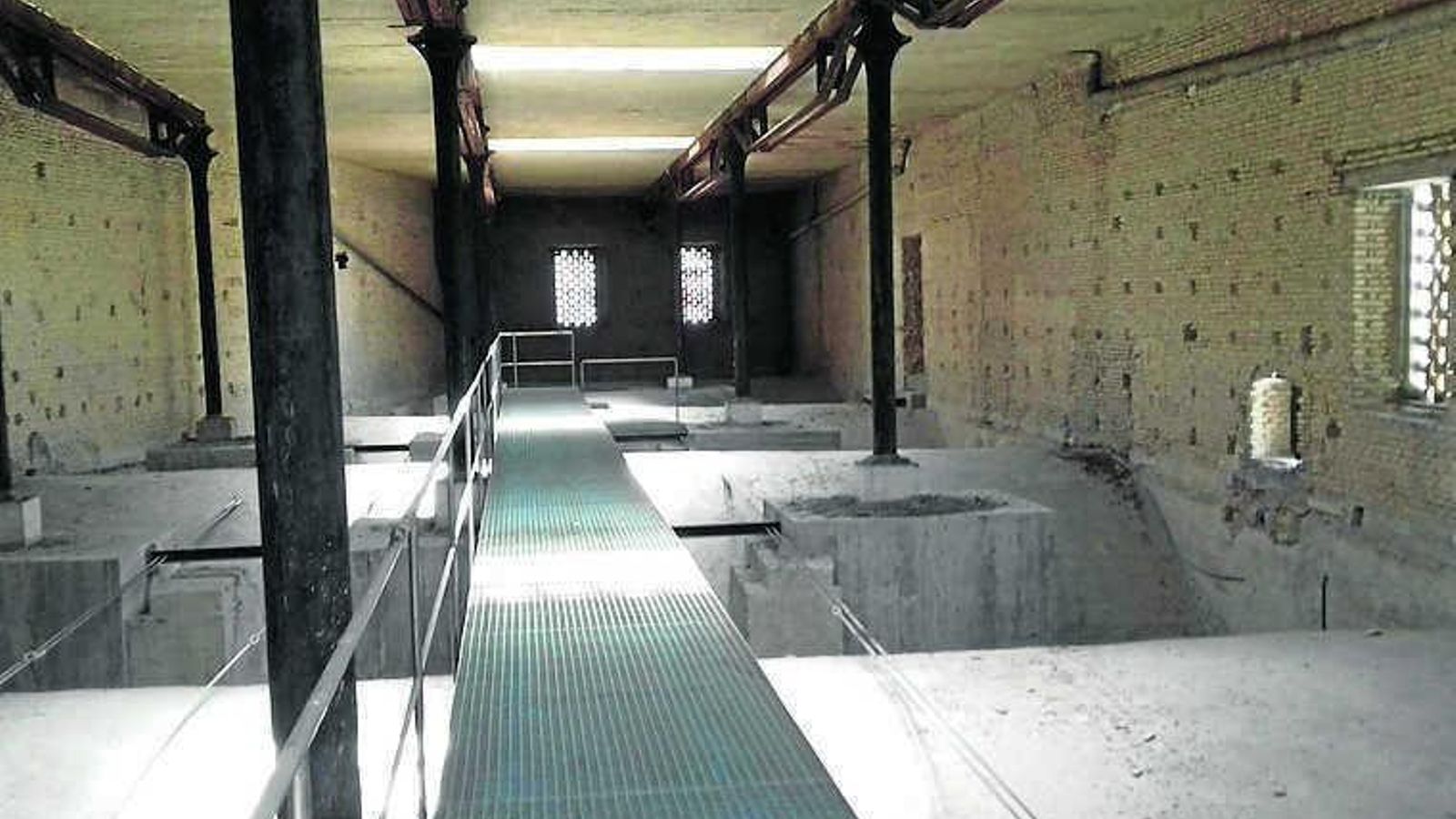 Bloques de hormigón que sobrecargan el cuerpo sobre la muralla.