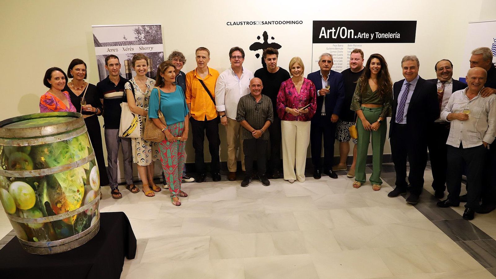 Asistentes a la inauguración de la exposición en los Claustros de Santo Domingo.