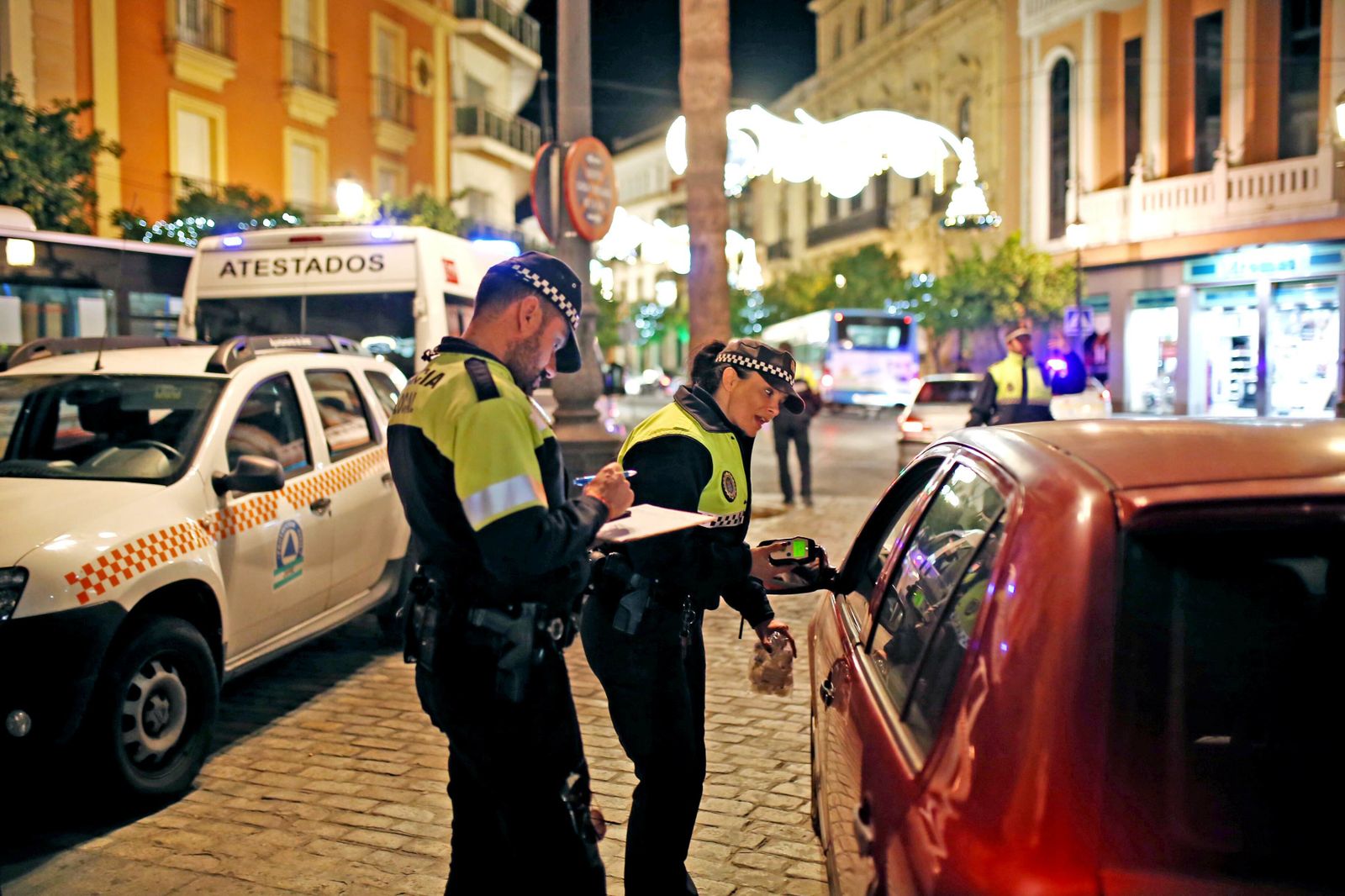 Policías locales, durante un control en el centro de Jerez. Vanesa Lobo