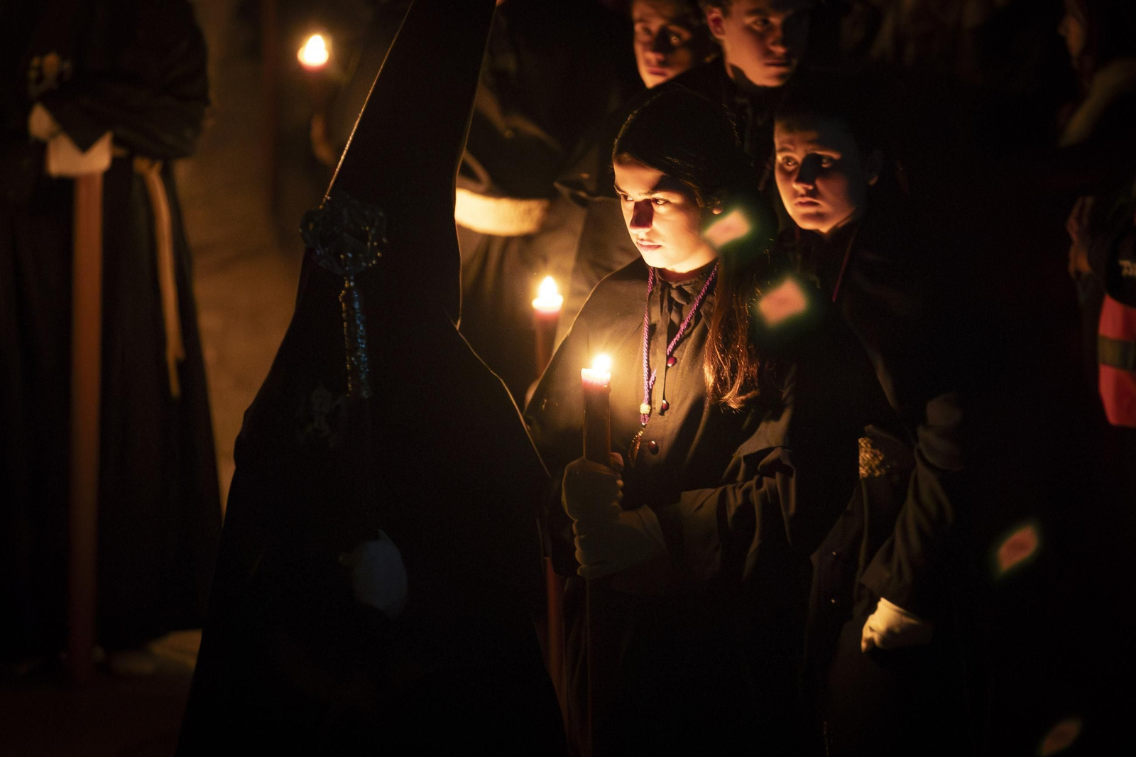 Silencio y oscuridad: las mejores fotos de la procesión del Cristo de la Misericordia de Granada