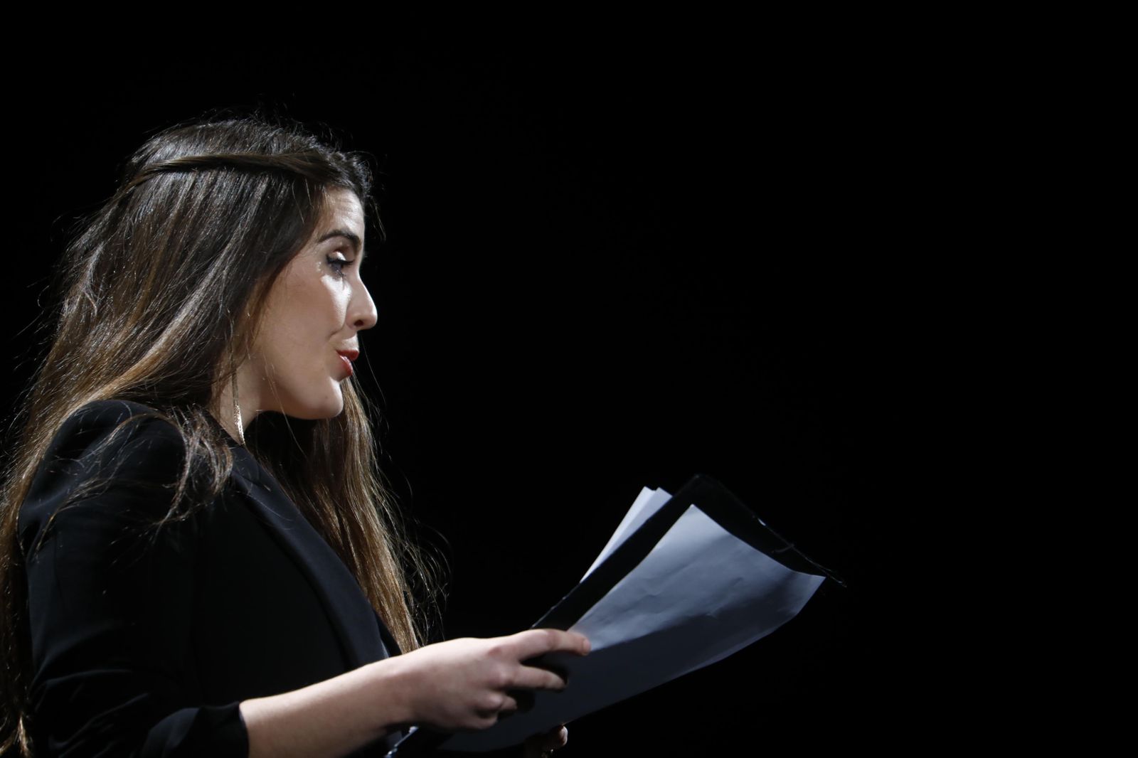 Estefanía Cabello en una lectura de poemas en Cosmopoética.