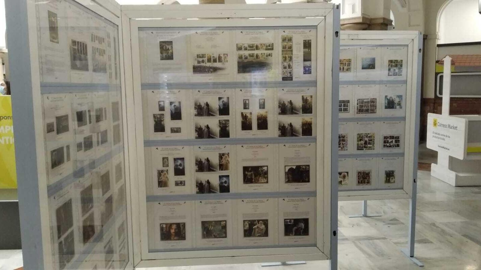 Paneles de la exposición de sellos de 'El Señor de los Anillos' en Correos Sevilla.