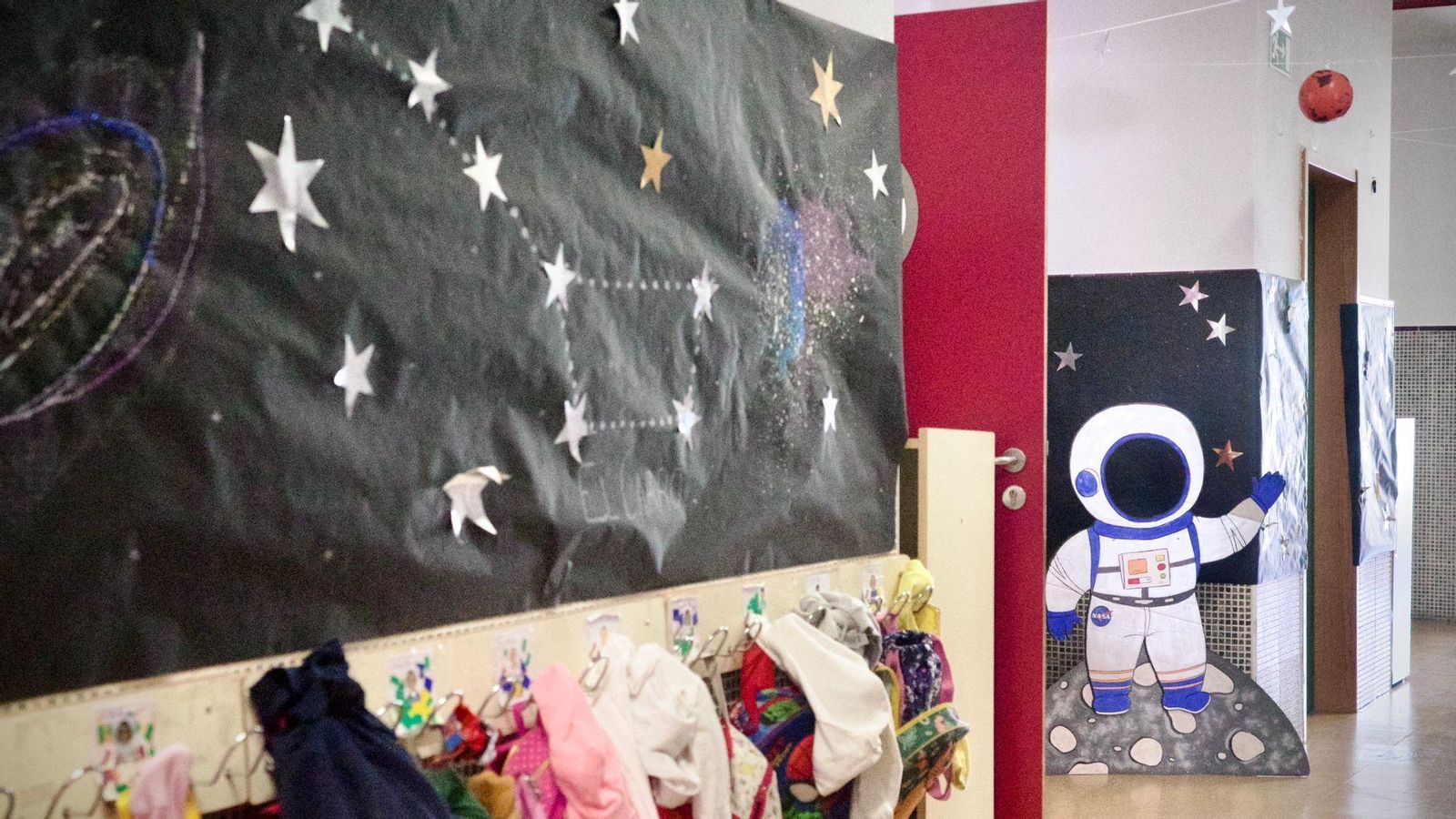 Detalle de la decoración del pasillo donde se ubican las aulas de Educación Infantil.