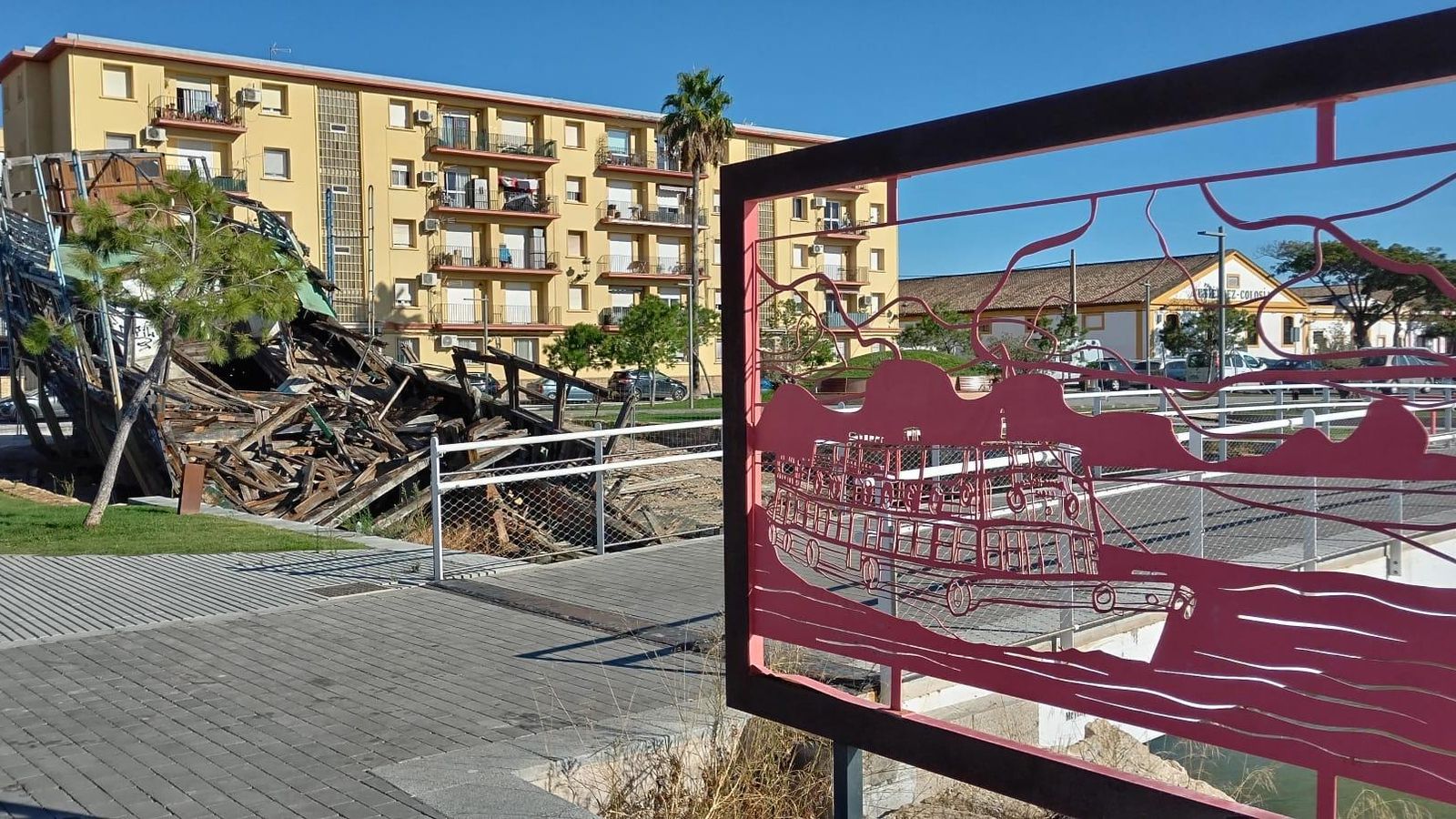 El Vapor, junto a un panel con su estampa en el paseo fluvial.