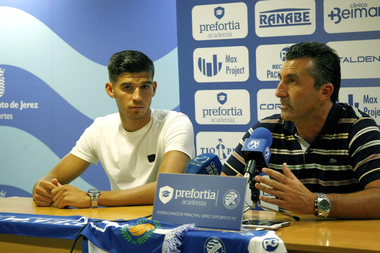 Edu Villegas, junto a Jesús López, negocia con varios porteros.