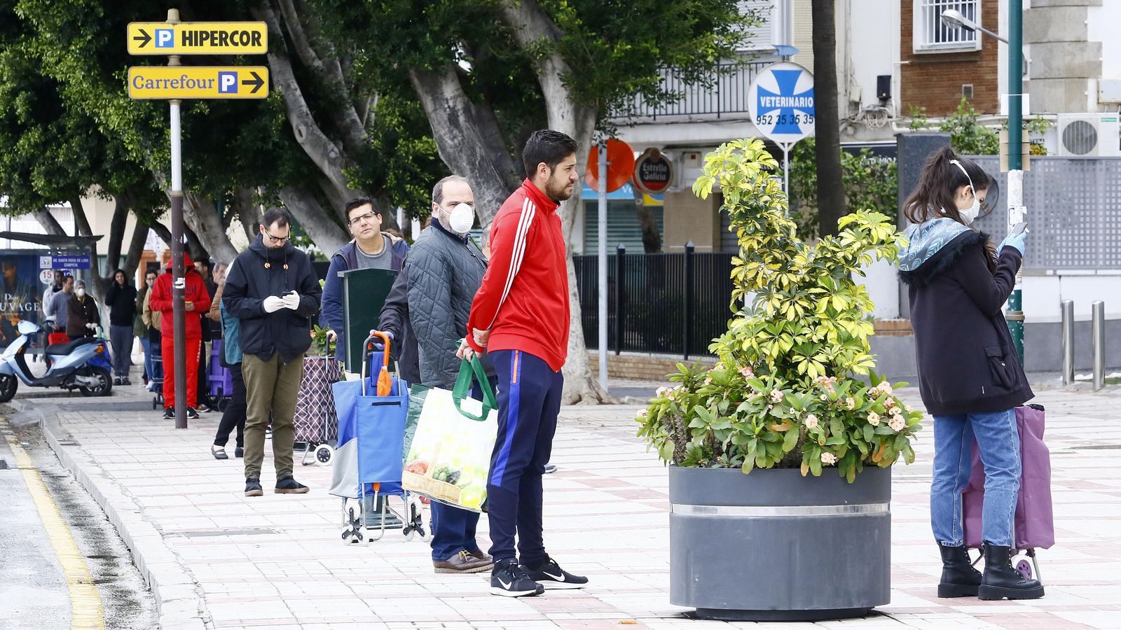 Colas en el acceso a un supermercado.