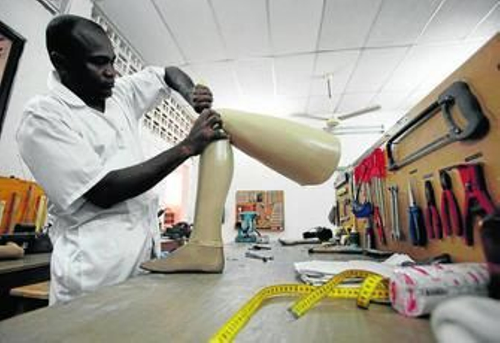 Evin González prepara una prótesis en un taller de la ciudad colombiana de Medellín.