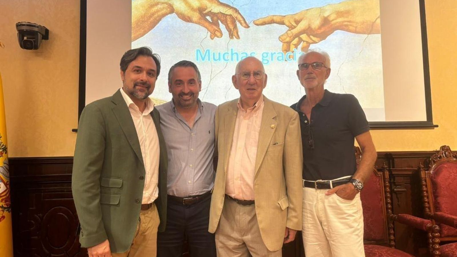 El decano de la Facultad de Medicina Manuel Rosety, Jesús Seoane, Justo Juliá y José Expósito, tras finalizar el acto de presentación. El decano de la Facultad de Medicina Manuel Rosety, Jesús Seoane, Justo Juliá y José Expósito, tras finalizar el acto de presentación.