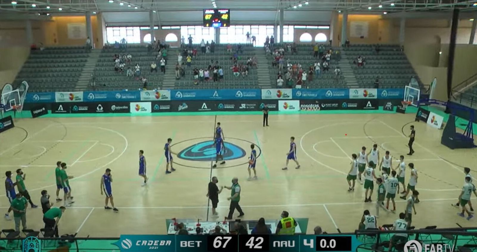 Los jugadores del Coosur Betis y del Náutico cadetes se saludan tras finalizar la semifinal.