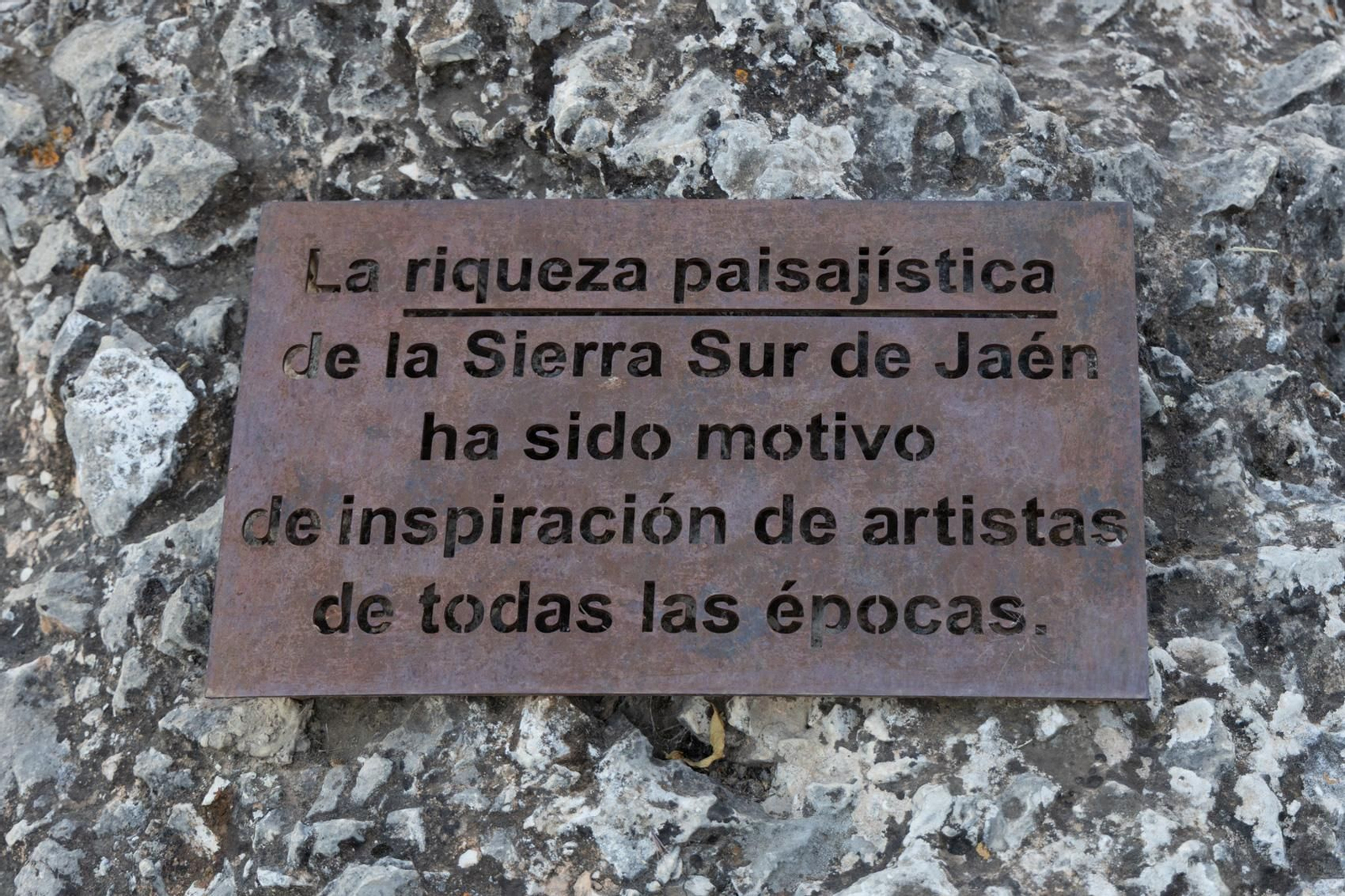 El camino está lleno de esculturas y poesías para amenizar el trayecto.