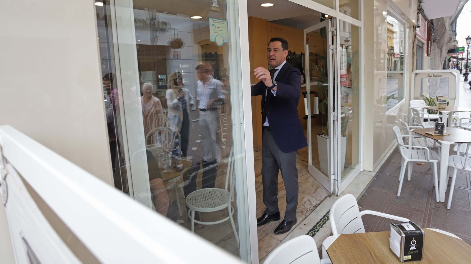 Fotos de la visita de Juanma Moreno a La Línea