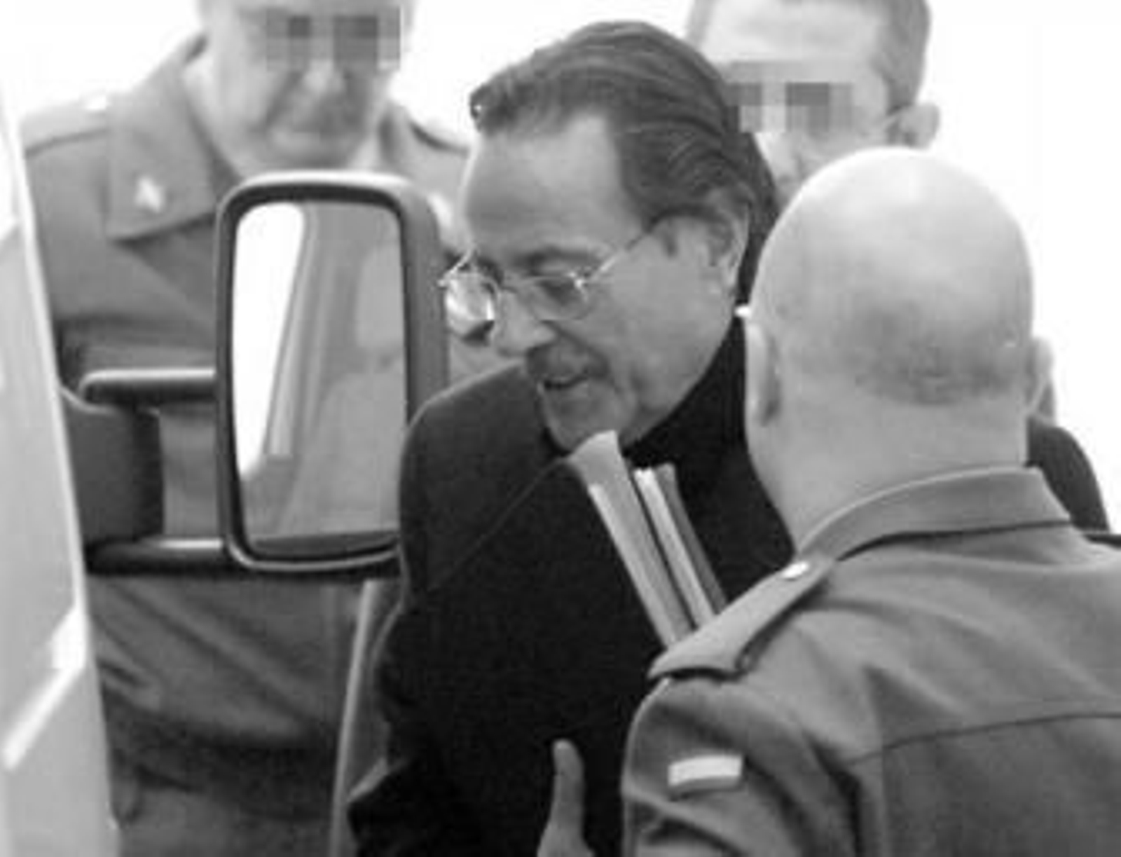 Julián Muñoz, ayer, custodiado por la Guardia Civil.