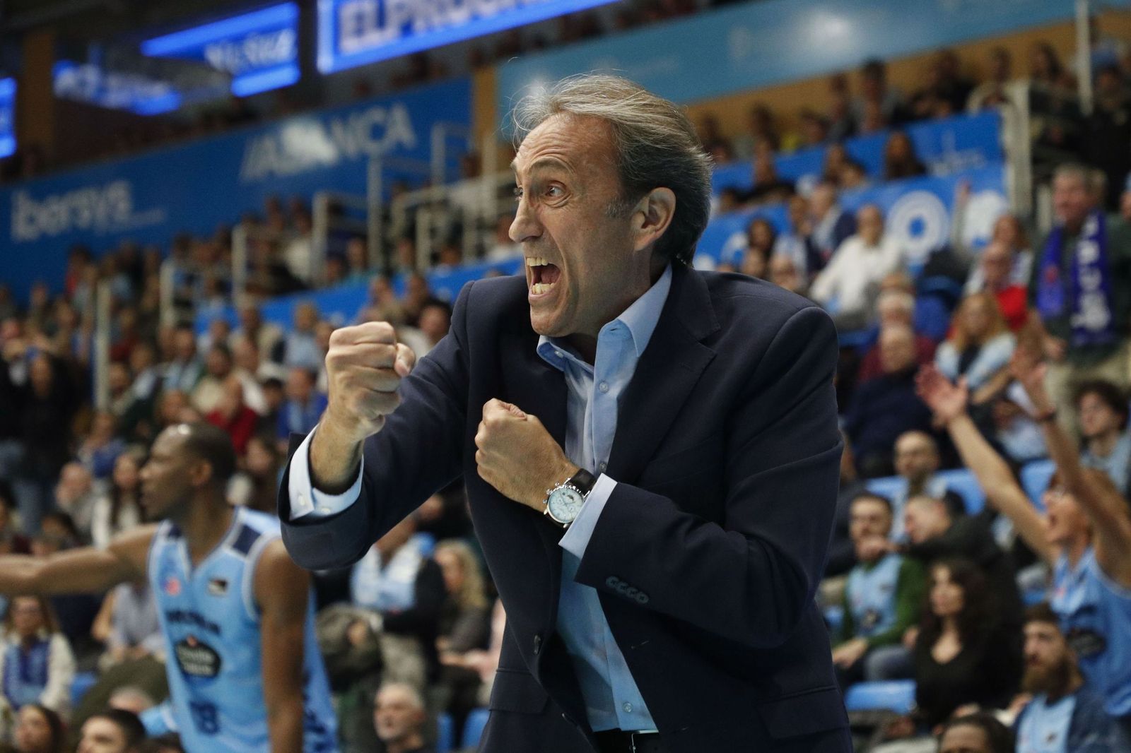 Luis Casimiro da órdenes.