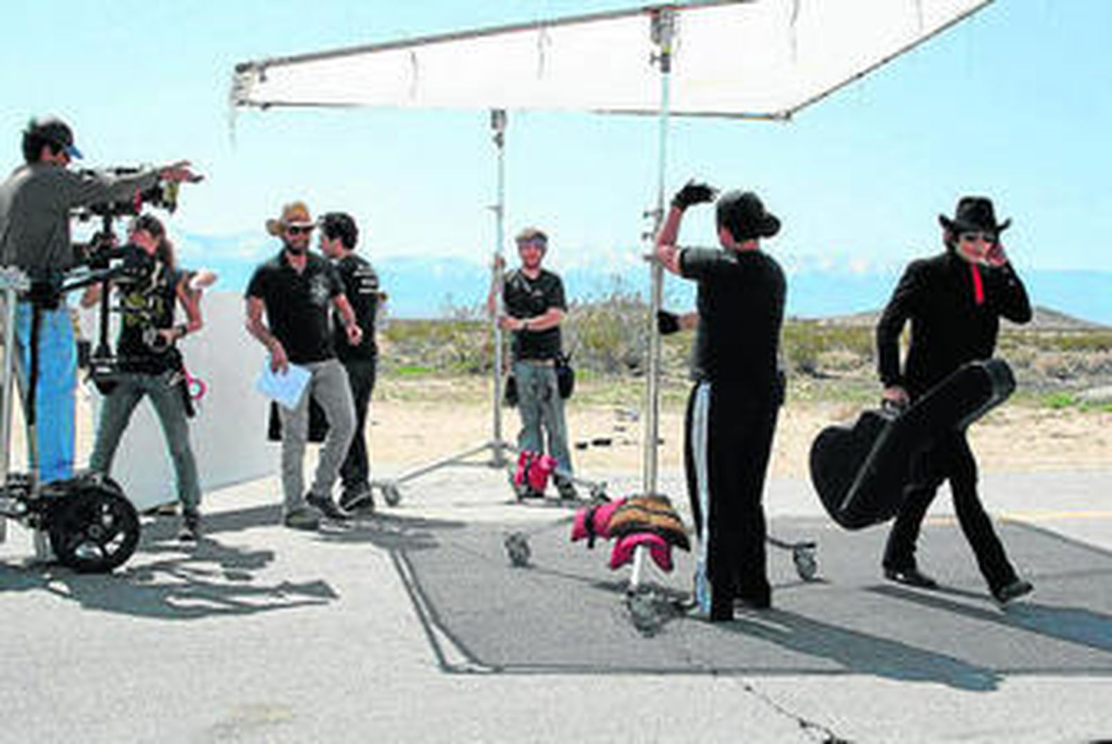 Una pausa en el rodaje del clip, con Alexis Morante a la izquierda con sombrero y Enrique Bunbury a la derecha.