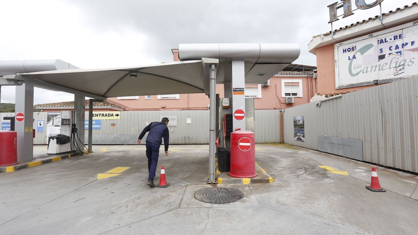 La gasolinera junto al Hotel Las Camelias, también afectada por los cortes de luz.