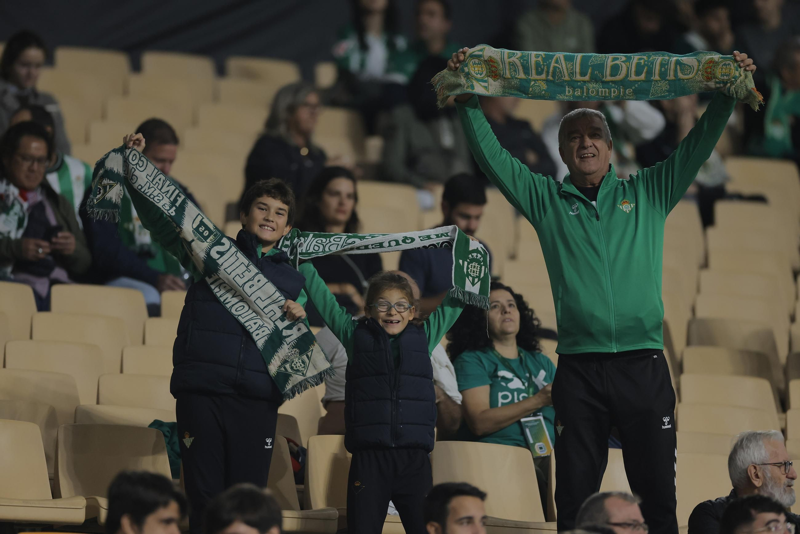 Búscate en las fotos del Betis - Olympique Lyonnais