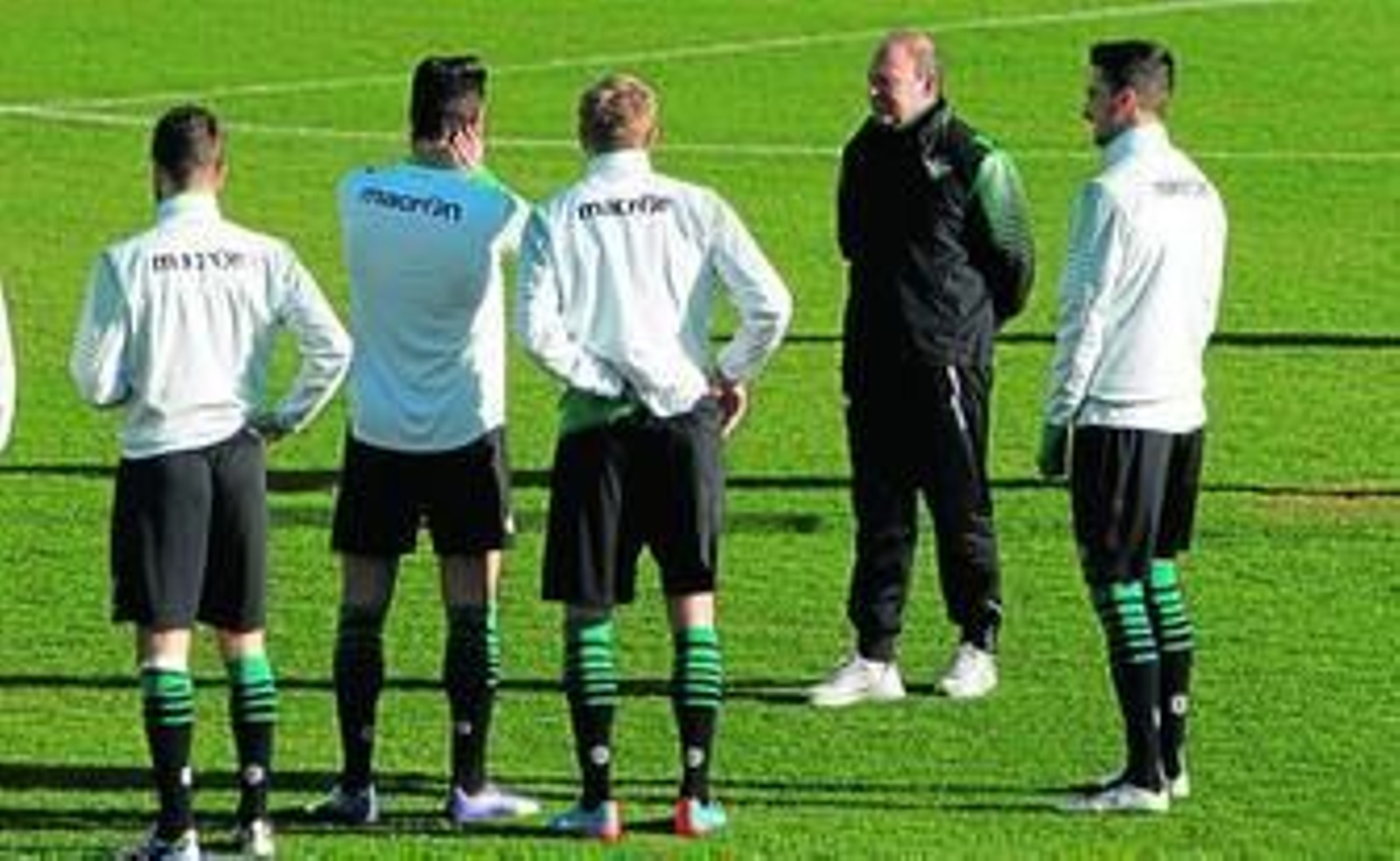 Perquis, de espalda en el centro de la imagen, escuchar las palabras de Mel.