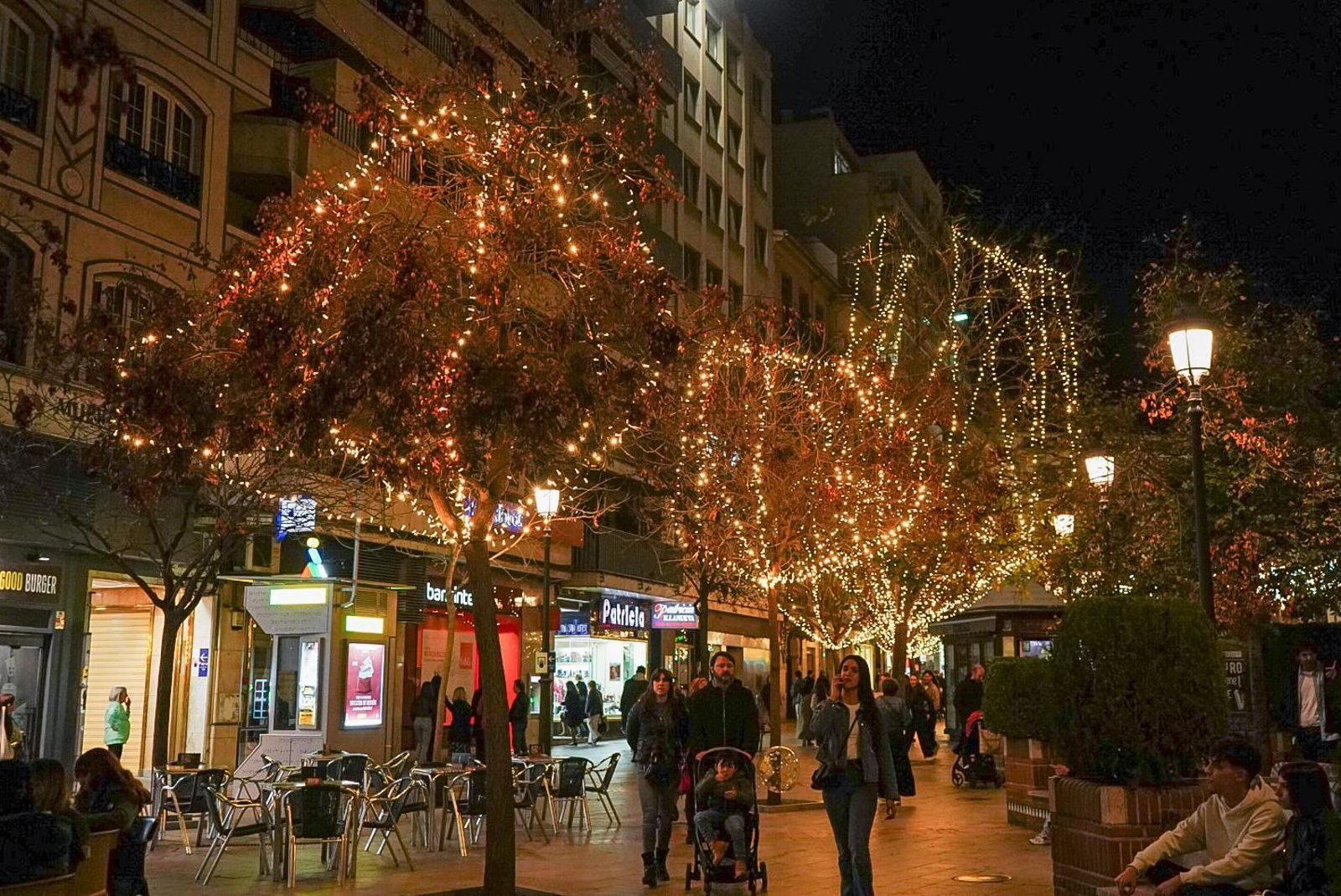 Fotos: así son las nuevas luces de Navidad de Granada