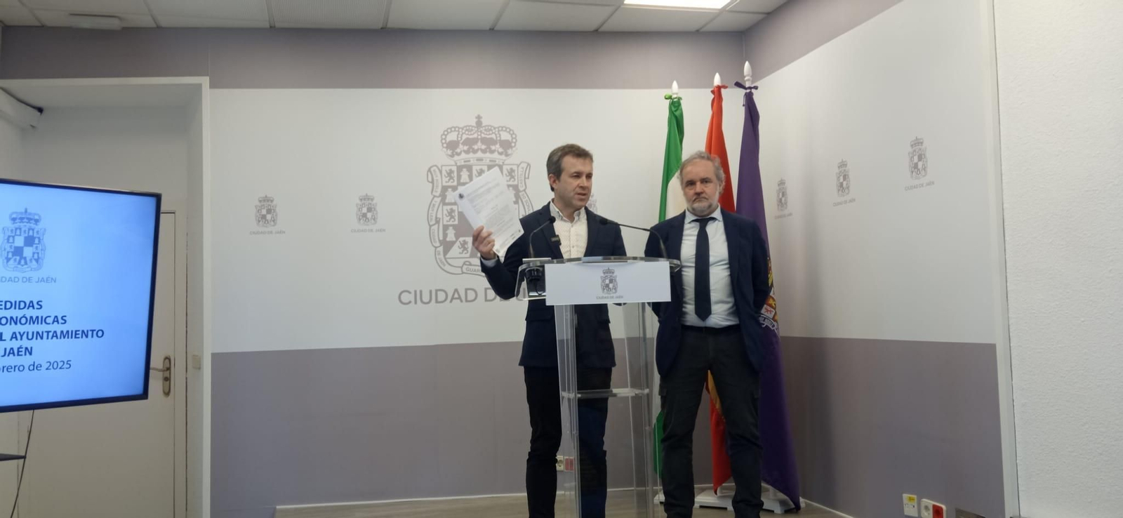 Julio Millán con la sentencia en la mano junto a Francisco Lechuga.