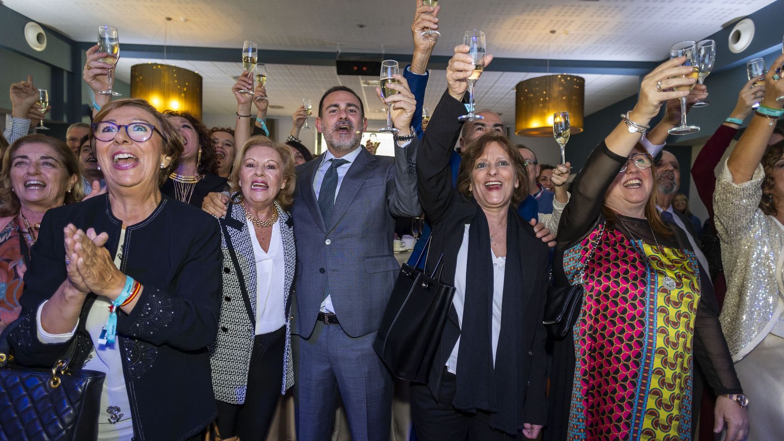 Los más de 500 invitados a este 75 aniversario del Grupo Hospitales Pascual quiso brindar por una larga vida para todos