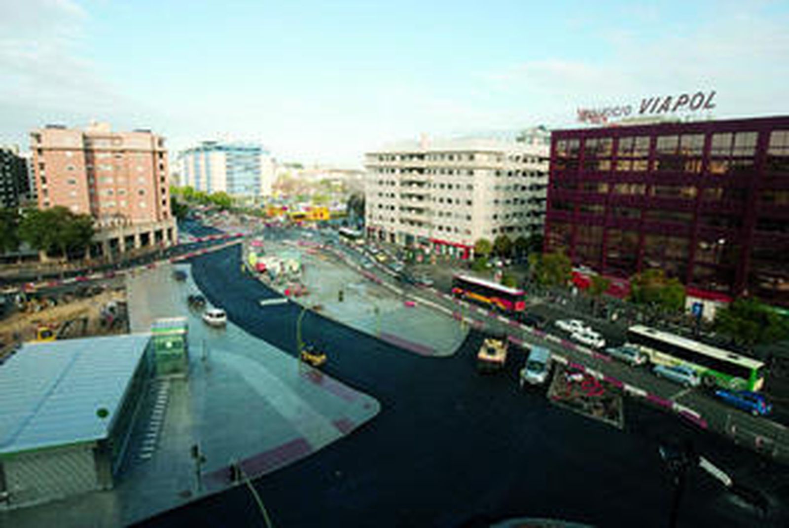 Vista aérea de la nueva reurbanización del entorno de la estación del Metro de San Bernardo, en la zona de Viapol. El tráfico sigue desviado.