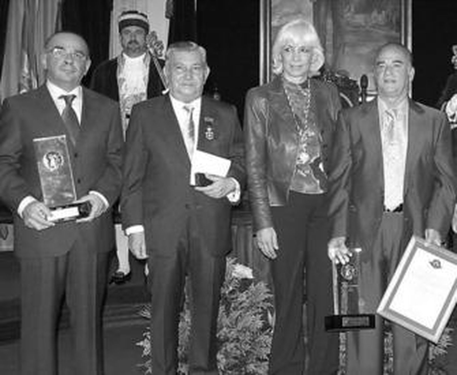 Jacinto Matute, el segundo por la izquierda, durante la recogida en 2004 de su medalla de plata de la ciudad.