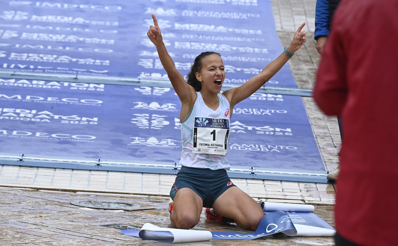 Emoción en la Puerta del Puente: las fotos de la línea de meta en la Media Maratón de Córdoba 2025