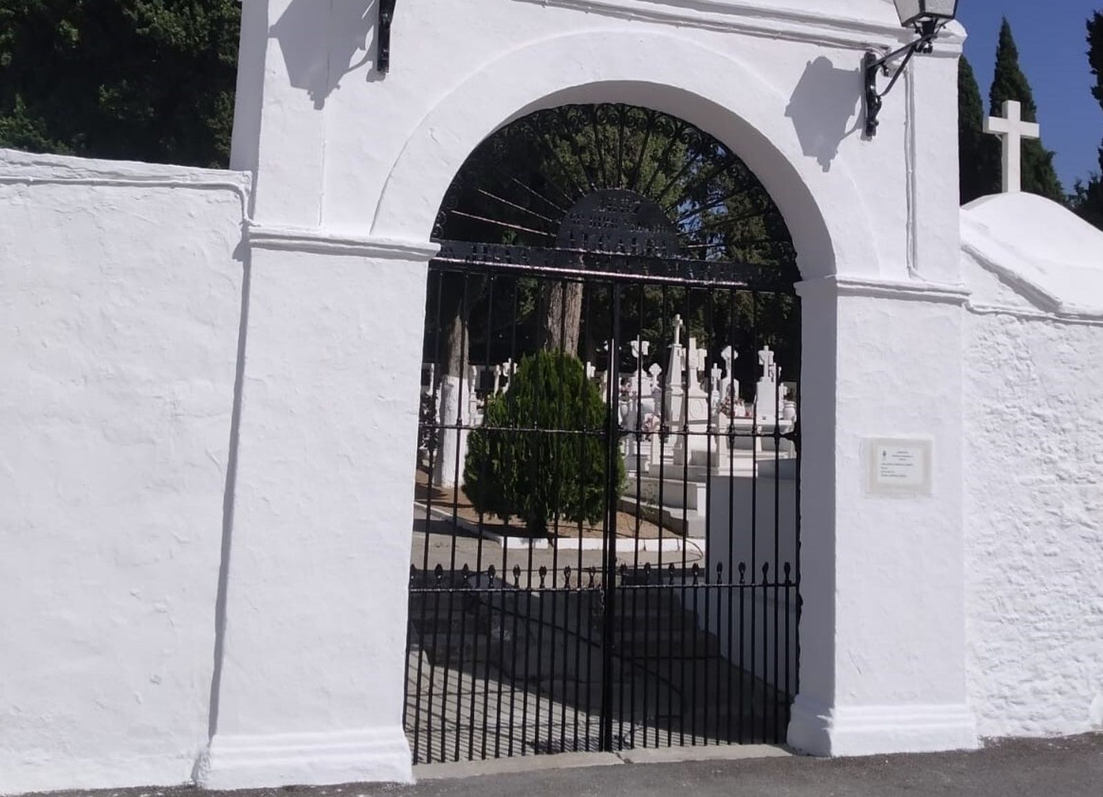 Vista de la fachada del cementerio de Alcalá del Valle.