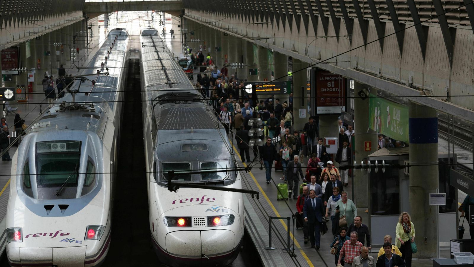 Estación de Sevilla-Santa Justa con dos trenes AVE