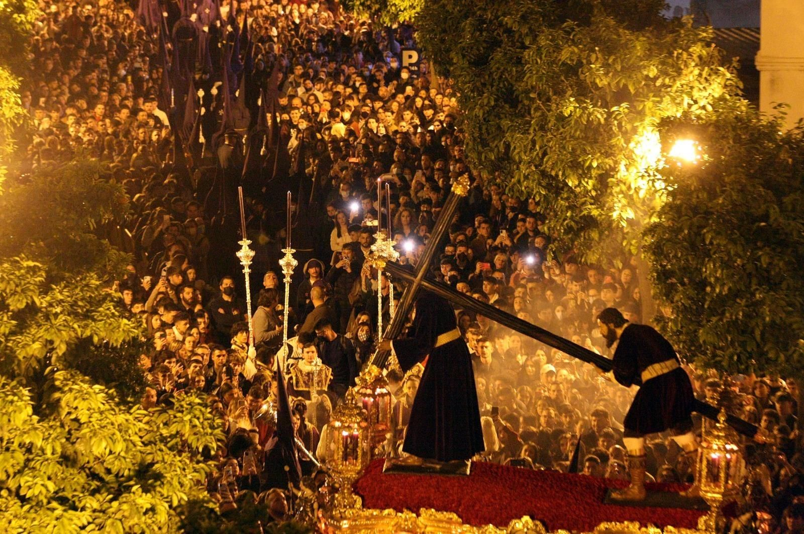 Imágenes del Nazareno recorriendo las calles de Huelva en la Semana Santa 2022.