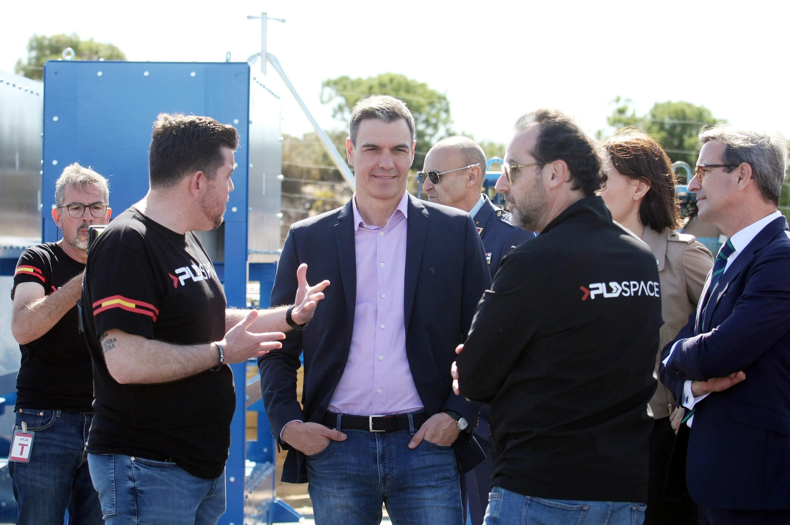Imágenes de Pedro Sánchez en su visita al cohete Miura en la base espacial en Huelva