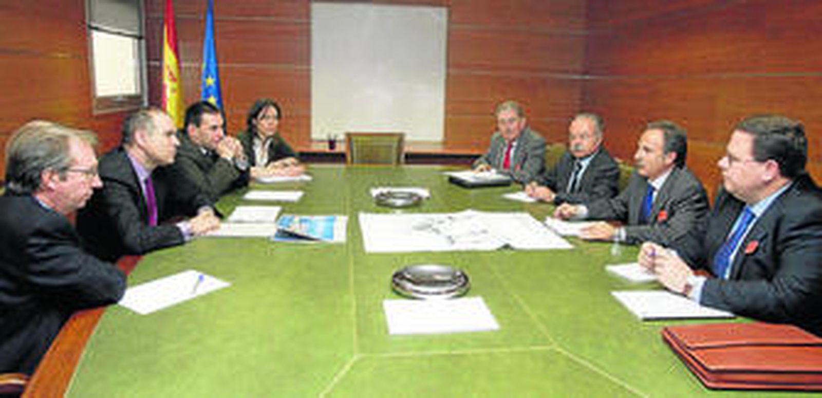 Representantes de la APBA y de las grandes industrias, durante la reunión ayer en el Ministerio de Fomento.