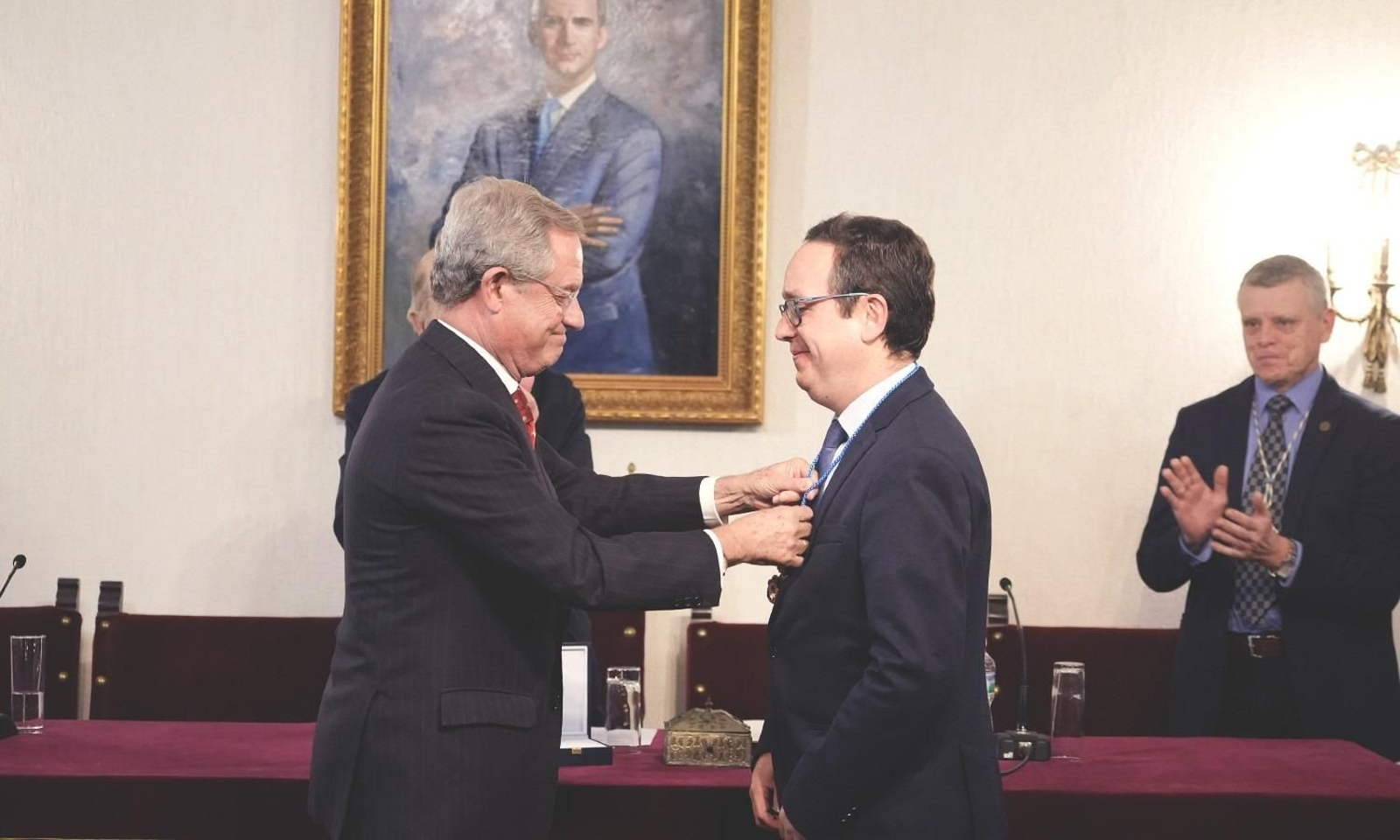 El presidente de la Real Academia de San Dionisio, Juan Salido, impone la medalla de nuevo académico de la institución a José Manuel Moreno Arana