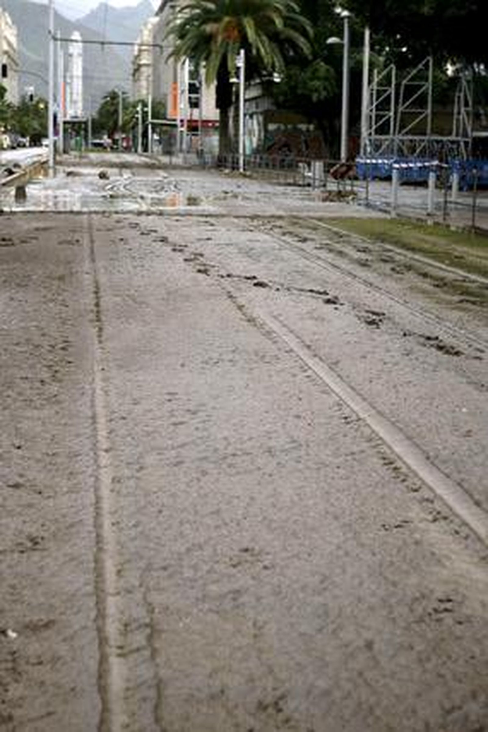 Las vías del tranvía, cubiertas de barro tras las fuertes lluvias caídas en Tenerife.

Foto: Cristóbal García (Efe)