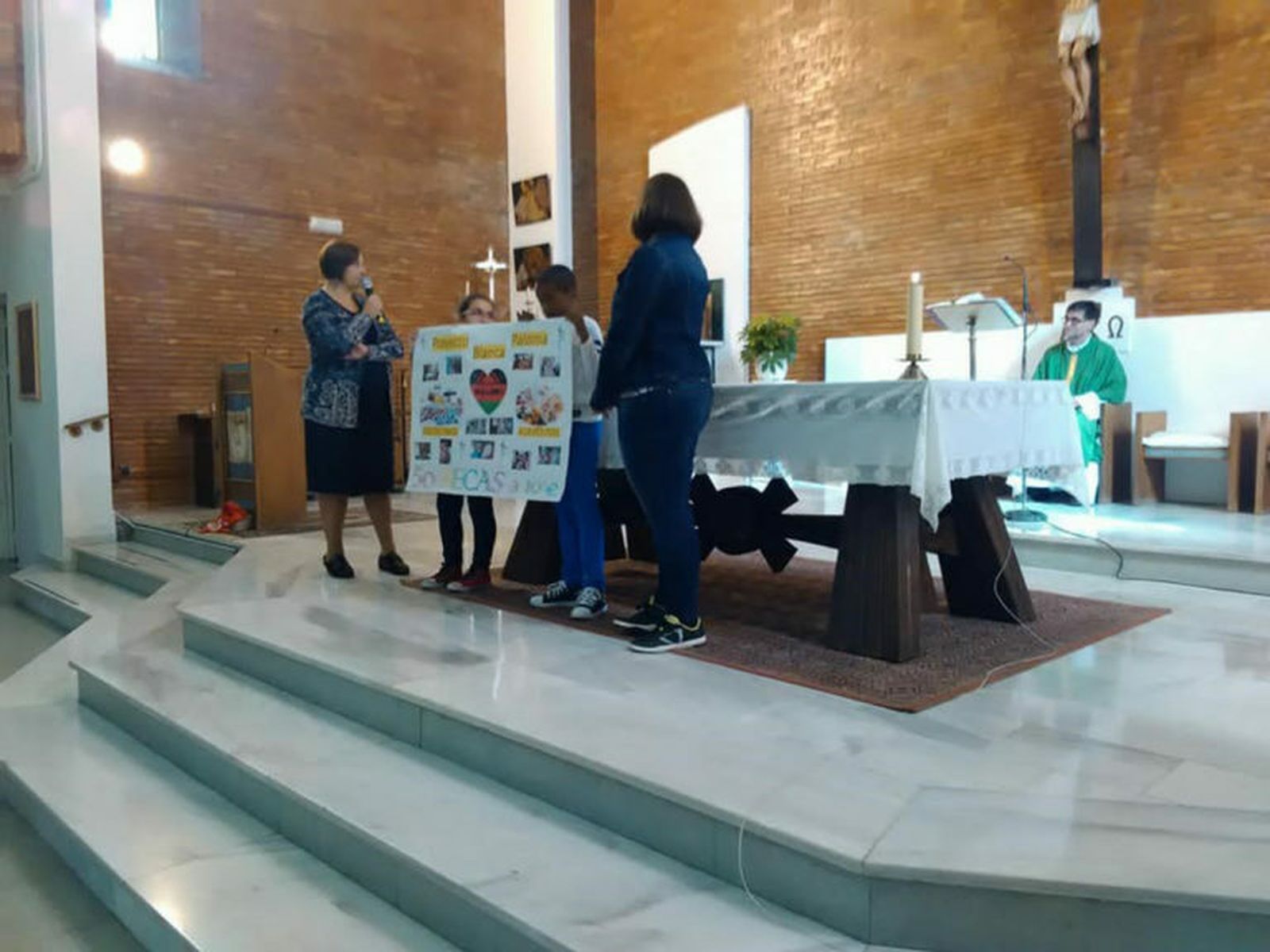 Una actividad en la parroquia de la Blanca Paloma