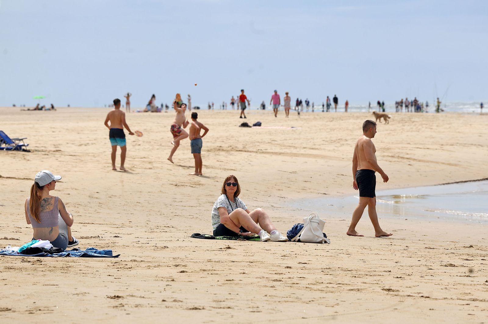 Imágenes del ambiente en la playa de El Portil durante la mañana del 1 de mayo