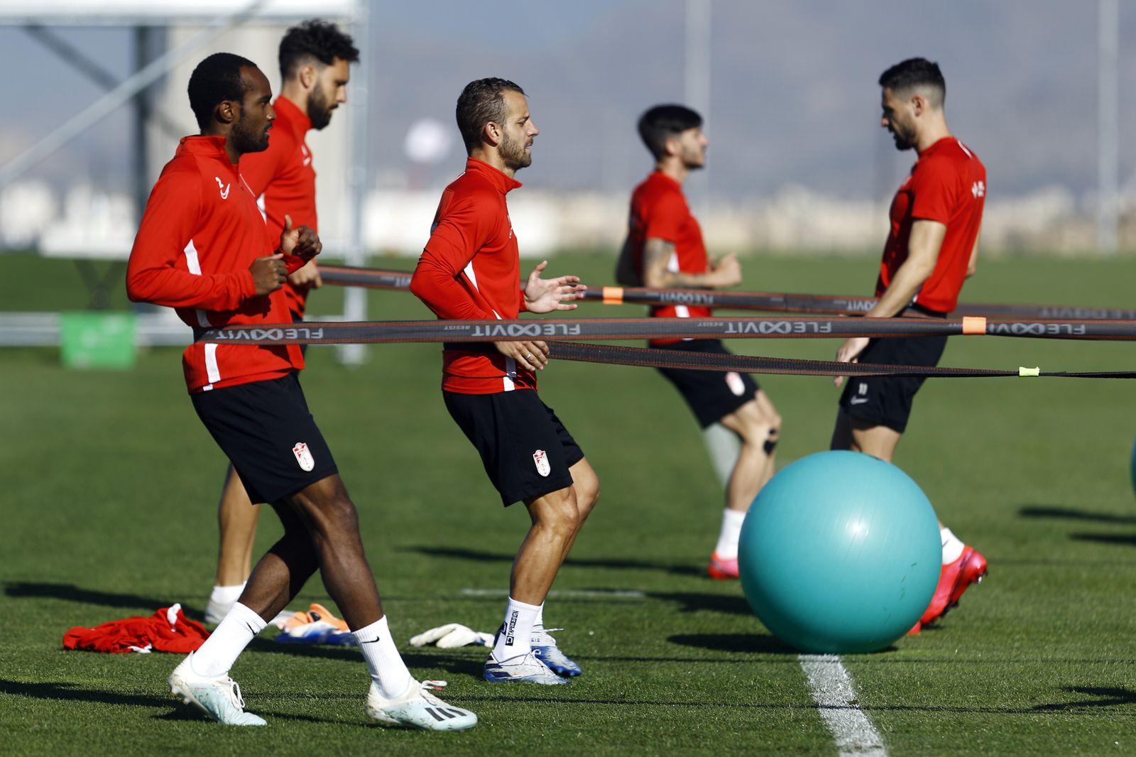 Los jugadores del Granada se ejercitaron en grupos de no más de diez componentes.