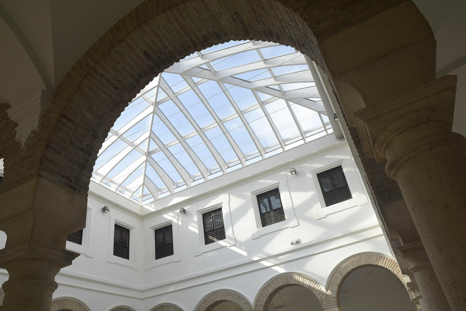 Cristalera en uno de los patios del Palacio de Congresos.