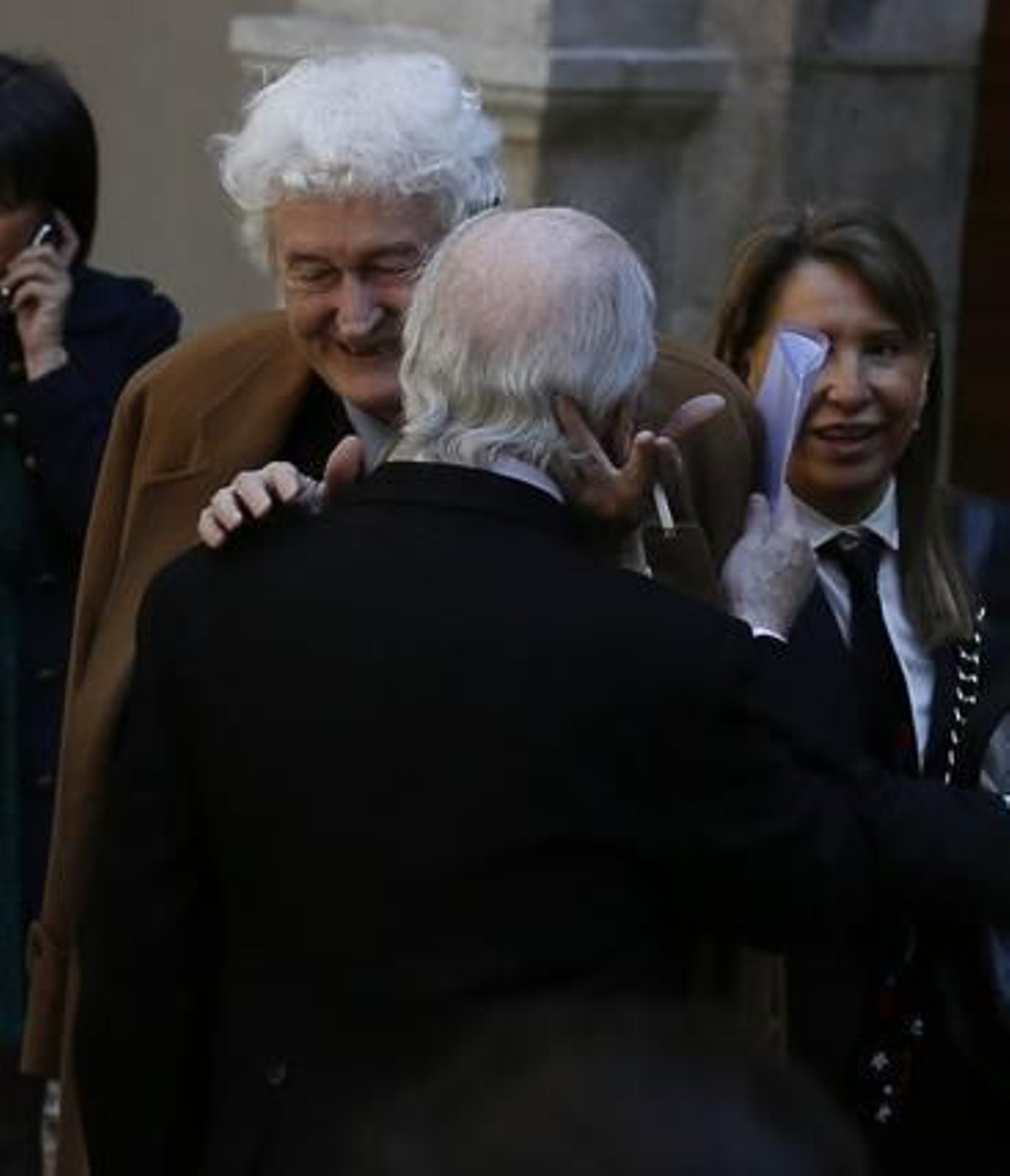 El poeta Félix Grande saluda al galardonado. / José Ramón Ladra