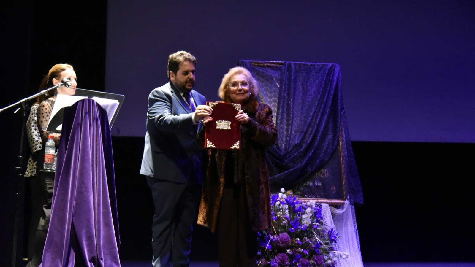 Dolores García recibe las pastas del pregón