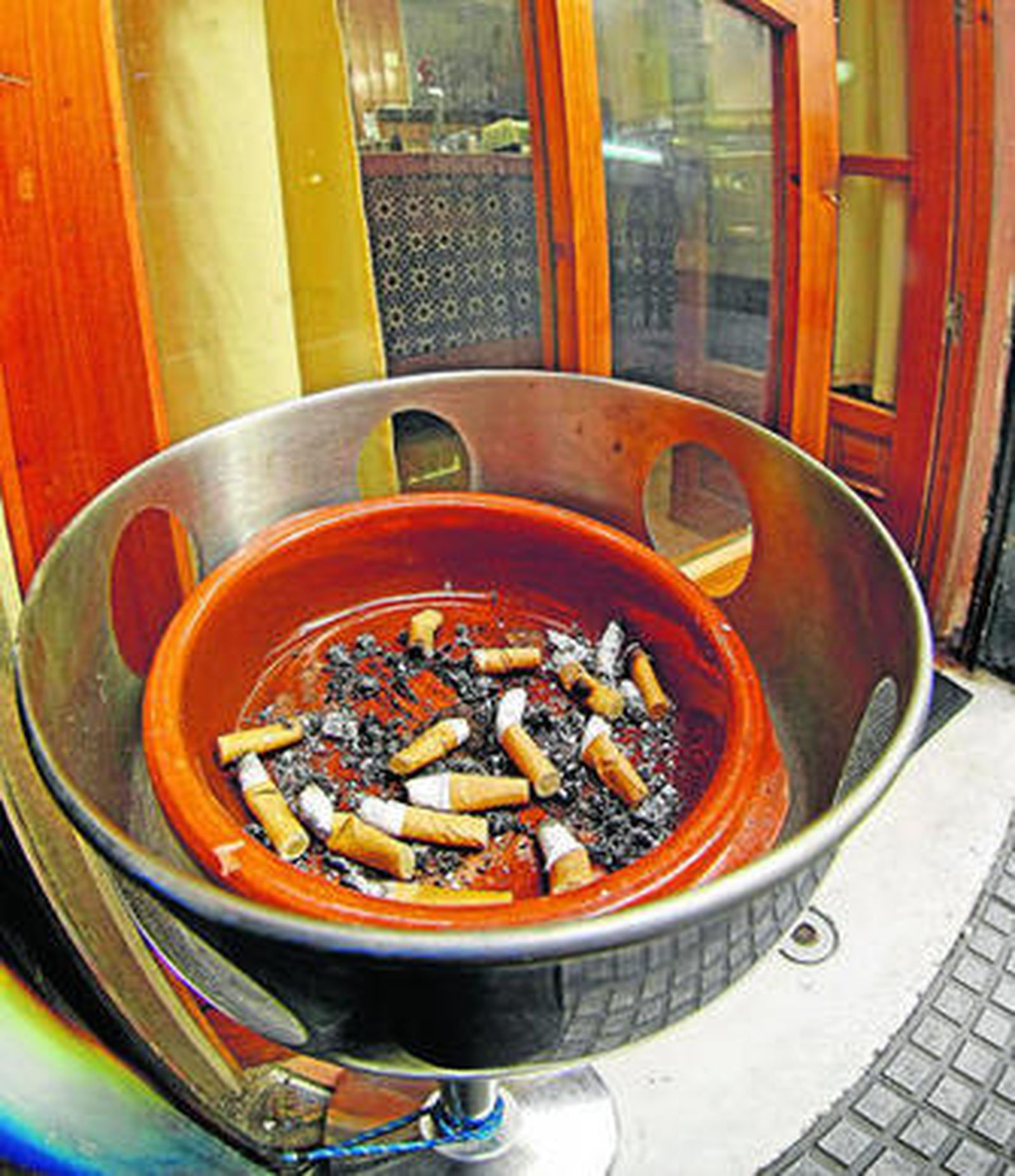 Cenicero colocado a la entrada de un restaurante gaditano.