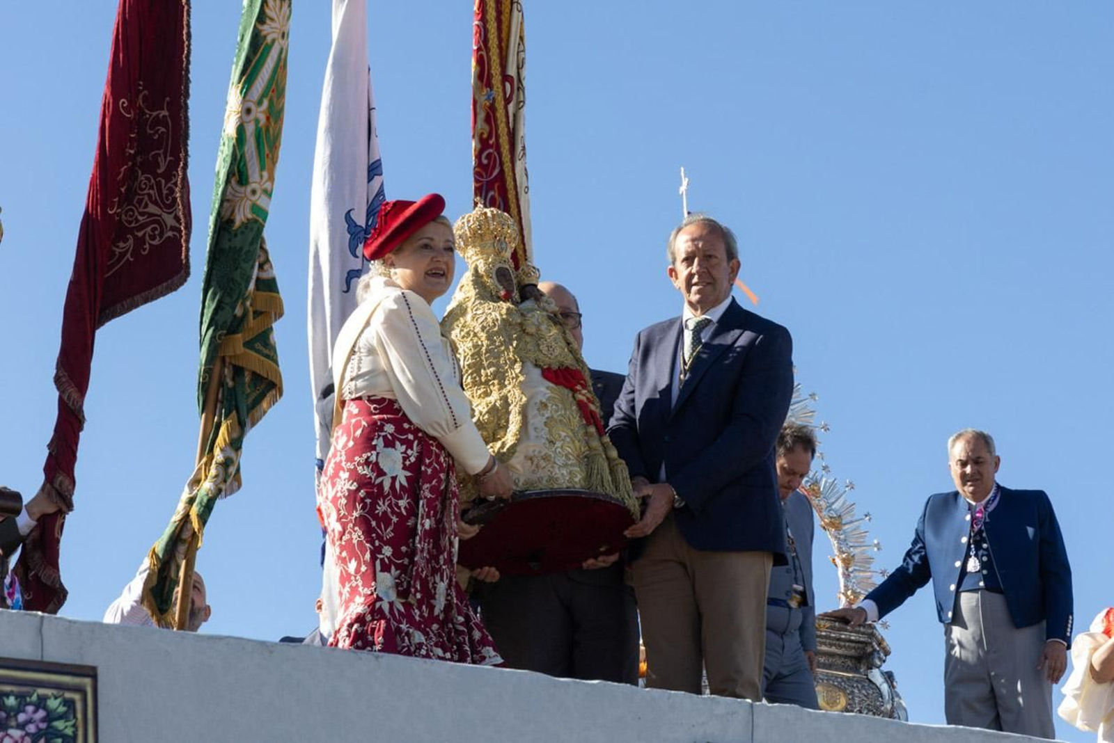 Miles de romeros acuden al encuentro de la Virgen de la Cabeza en su romería