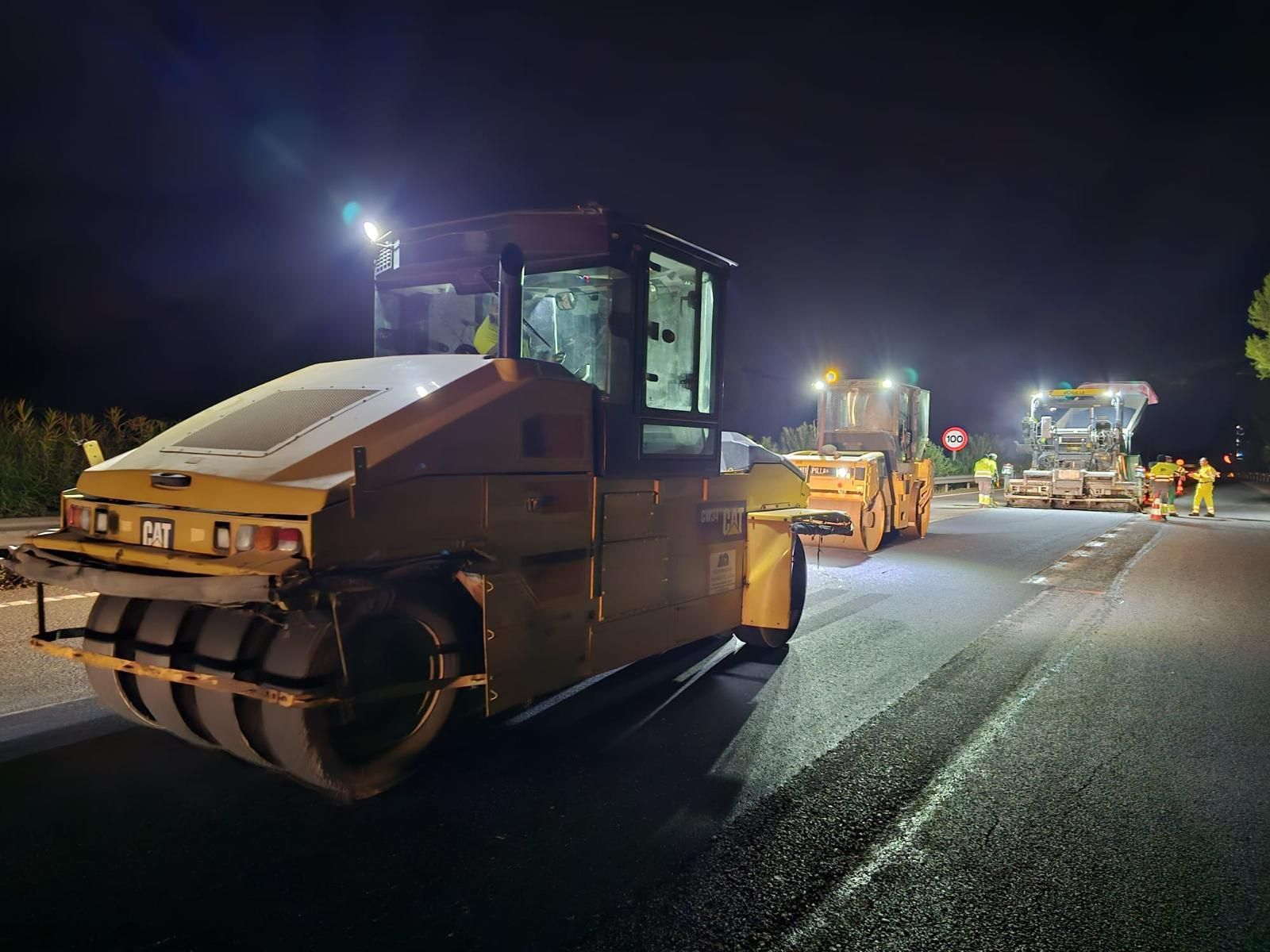Operarios trabajando por la noche en un tramo de la A-381.